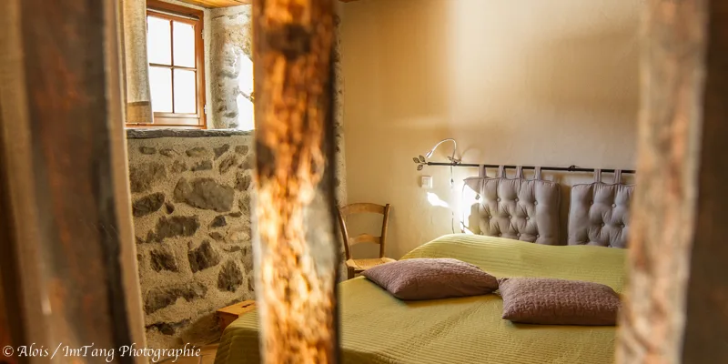 Chambre 1 avec lit double — gîte Eth Souët Val d'Azun