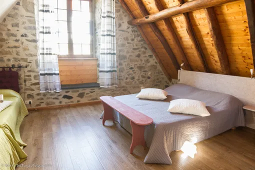 Chambre 2 du gîte — décor bois et pierre