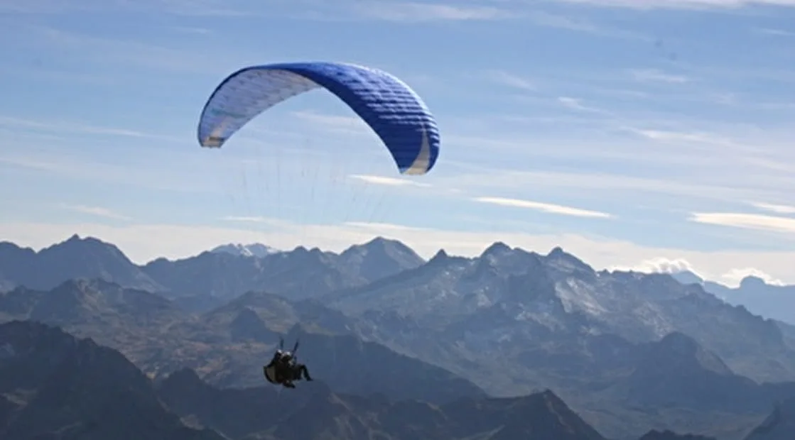 Parapente au-dessus du Val d'Azun, Hautes-Pyrénées