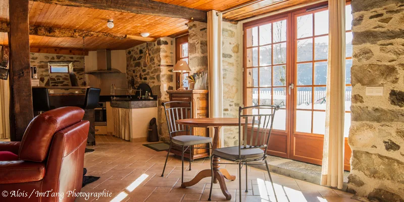 Salle à manger du gîte Eth Souët — grande table 6 personnes