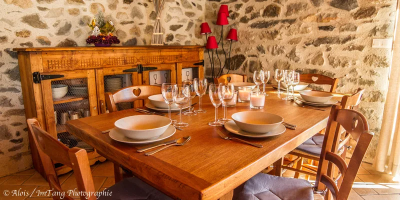 Table en bois, salle à manger chaleureuse