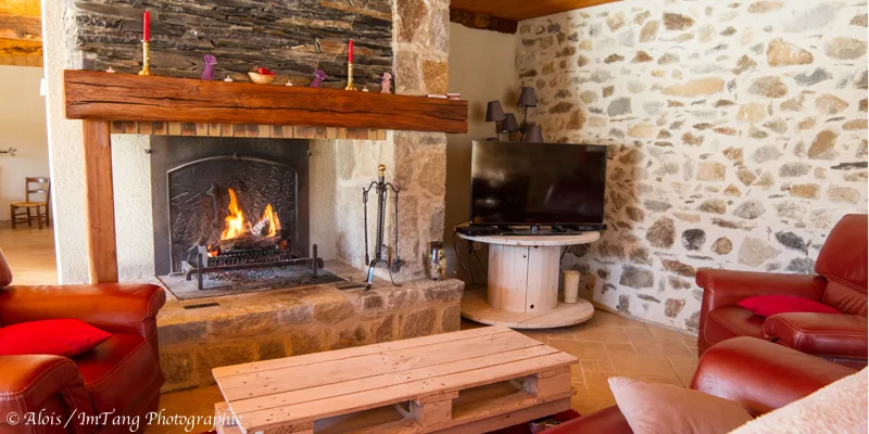Salon avec cheminée — gîte Eth Souët